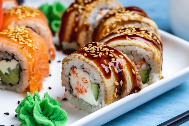 Seitenansicht Philadelphia Roll Mit Conger l Frischkase Gurke Teriyaki Sauce Und Wasabi Auf Einem Teller Kostenlose Foto