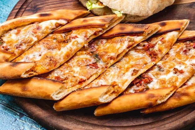 Seitenansicht pide mit hackfleisch käse heißen grünen pfeffer und ...