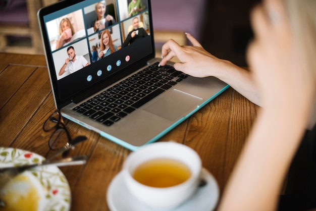 Kostenlos Foto Seitwarts Videoanruf Auf Laptop Draussen