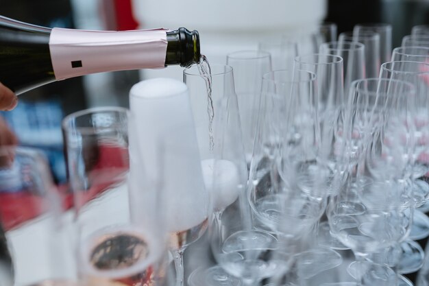 Sekt aus der flasche in das sektglas gießen PremiumFoto