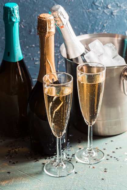 Sektflasche im eimer mit eis und gläsern champagner | Premium-Foto