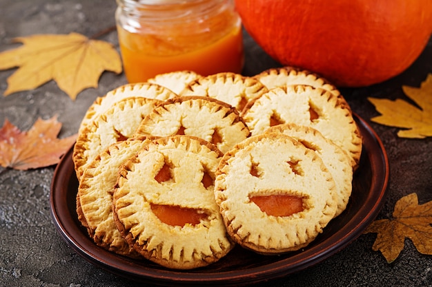 Selbst gemachte plätzchen in der form als halloween ...