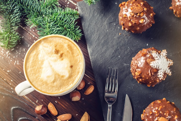 Selbst gemachte weihnachts- oder neujahrsfeiertagsschokoladenschokoladenkuchen mit nüssen auf hölzernem hintergrund. festliche desserts Premium Fotos