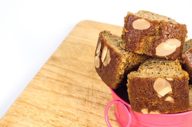 Selbst gemachter bananenkuchen mit mandel und nüssen auf weißem ...