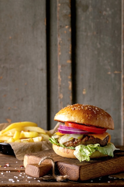 Selbst gemachter rindfleischburger mit pommes-frites | Premium-Foto