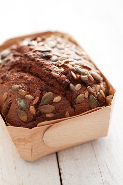 Selbst gemachtes brot mit körnern in einem kasten | Kostenlose Foto