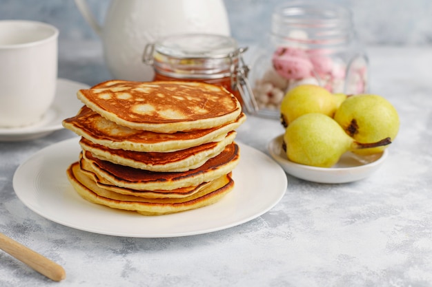 Selbst gemachtes frühstück: pfannkuchen im amerikanischen stil ...