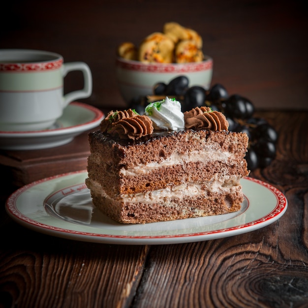 Selbstgemachter kuchen der nahaufnahme mit tasse tee ...