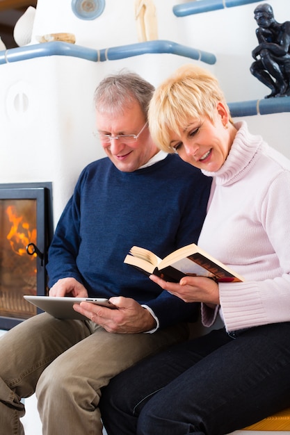 Senioren zu hause vor dem kamin PremiumFoto