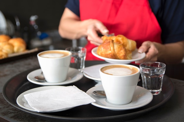 Serving Zwei Kaffeetassen Vor Der Kellnerin Platzieren Croissant In Der Platte Kostenlose Foto