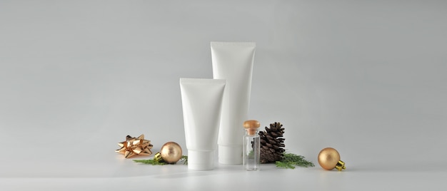 Set kosmetische produkte auf weißem hintergrund. mock-up-sammlung für kosmetikpakete Premium Fotos