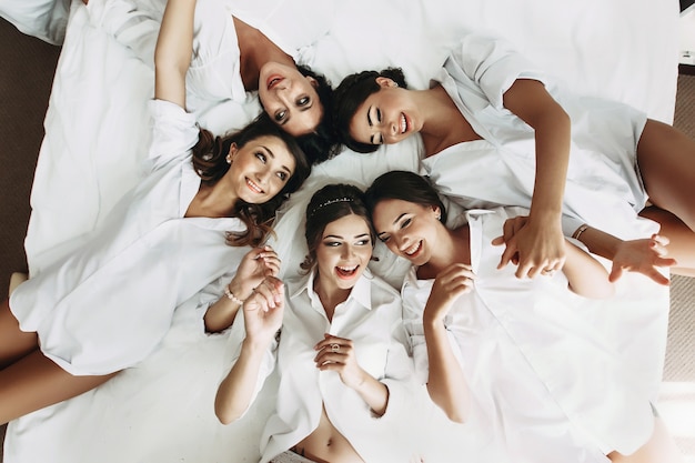 Sexy Braut Brautjungfern Im Bett Liegend Vor Der Hochzeit Kostenlose Foto