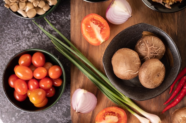 Shiitake-pilze mit knoblauch, tomate, paprika, frühlingszwiebeln und ...