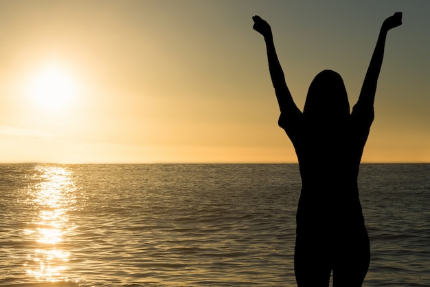 Silhouette Der Frau Am Strand Bei Sonnenuntergang Kostenlose Foto