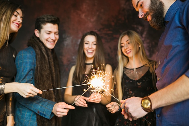 Silvesterparty und freundschaftskonzept mit wunderkerze | Kostenlose Foto