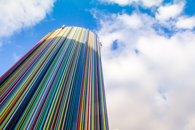 Skulptur kunstobjekt le moretti über blauen himmel in la defense bezirk das größte geschäftsviertel in europa Premium Fotos