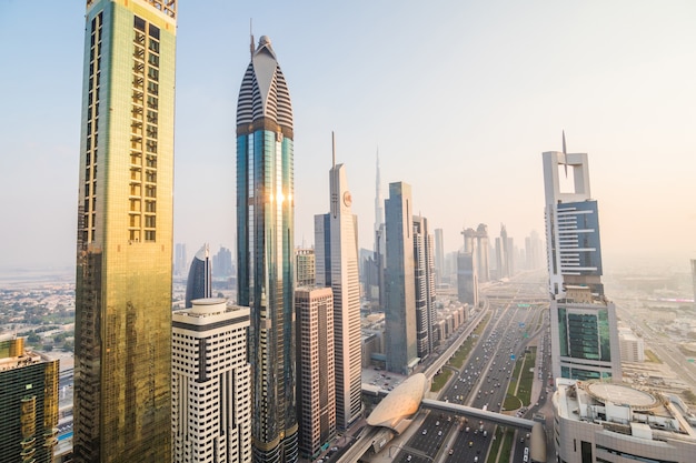 Kostenlose Foto Skyline Von Dubai Und Wolkenkratzer In Der Innenstadt Bei Sonnenuntergang Modernes Architekturkonzept Mit Hochhausern Auf Weltberuhmter Metropole In Den Vereinigten Arabischen Emiraten