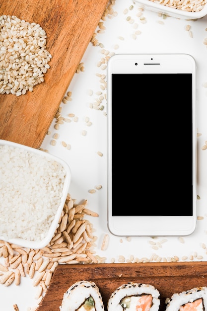 Smartphone mit sushi; ungekocht und blätterteig reis Kostenlose Fotos