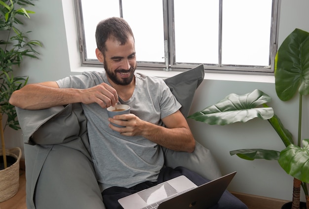 Smileymann, der kaffee während der arbeit von zu hause