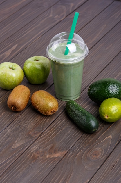 Smoothies mit äpfeln, kiwi, limette, gurke und avocado | Kostenlose Foto