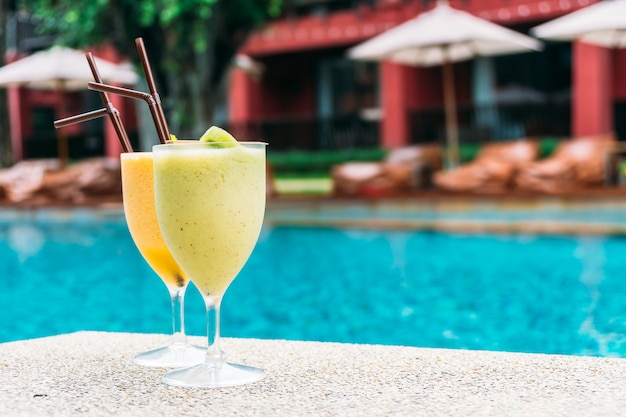 Smoothies mit poolhintergrund Kostenlose Fotos