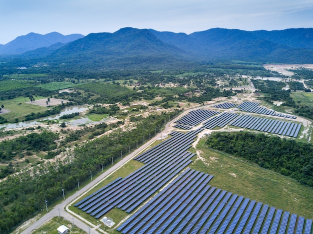 Solarbauernhof, sonnenkollektoren von der antenne, thailand Premium Fotos