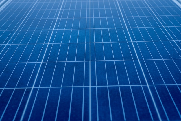 Solarpanel auf dachterrasse in großem gebäude zur stromerzeugung installieren Premium Fotos