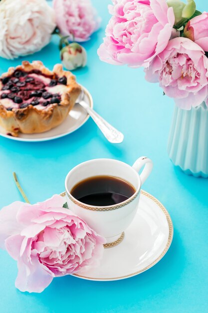 Sommer romantisches frühstück. tasse kaffee, kuchen, buch ...