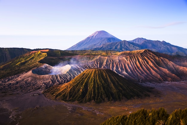 Sonnenaufgang am berg  bromo vulkan indonesien  Premium Foto