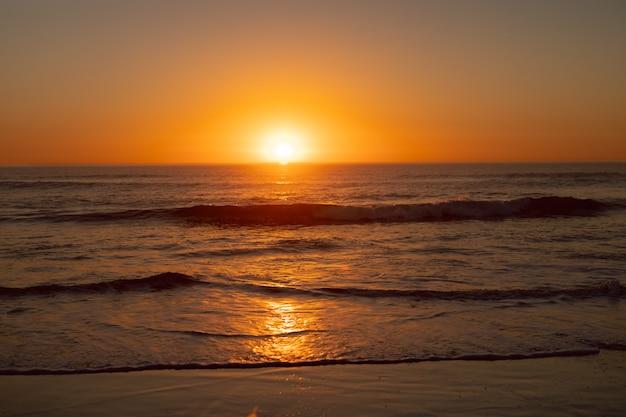 Sonnenuntergang Uber Dem Meer Am Strand Kostenlose Foto