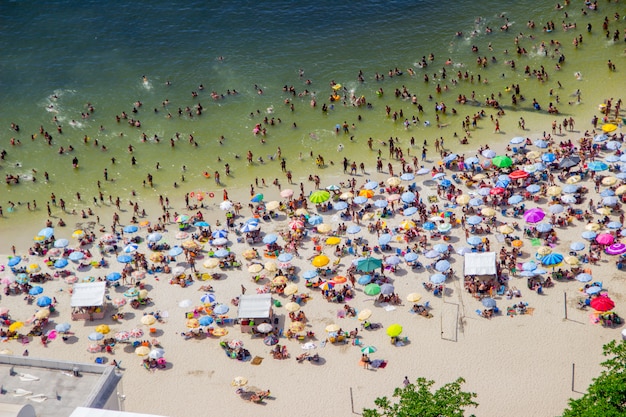 Sonniger tag am strand von urca Premium Fotos