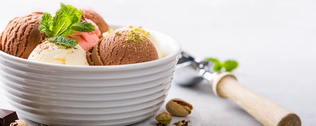 Sortierte eiscreme in der weißen schüssel. Premium Fotos