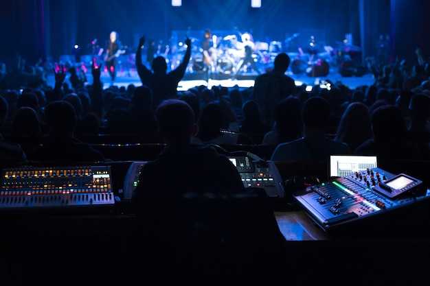 Soundman Arbeitet Am Mischpult Im Konzertsaal Premium Foto