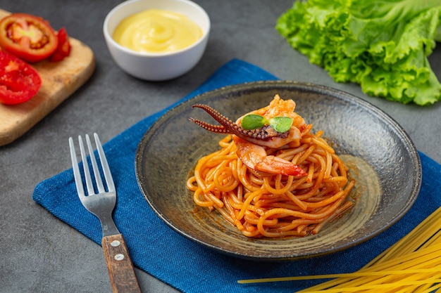 Spaghetti meeresfrüchte mit tomatensauce mit schönen zutaten dekoriert ...