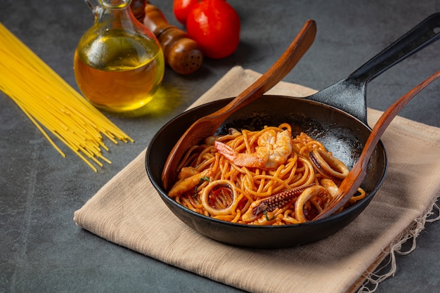 Spaghetti meeresfrüchte mit tomatensauce mit schönen zutaten dekoriert ...
