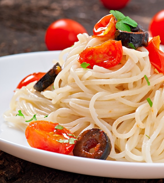 Spaghetti mit tomaten und oliven | Kostenlose Foto