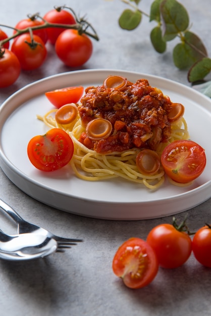 Spaghetti mit tomatensauce und wurst | Kostenlose Foto
