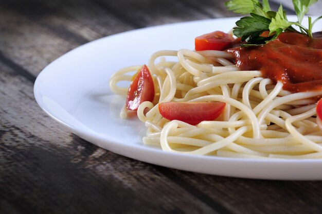 Spaghetti mit tomatensoße | Premium-Foto