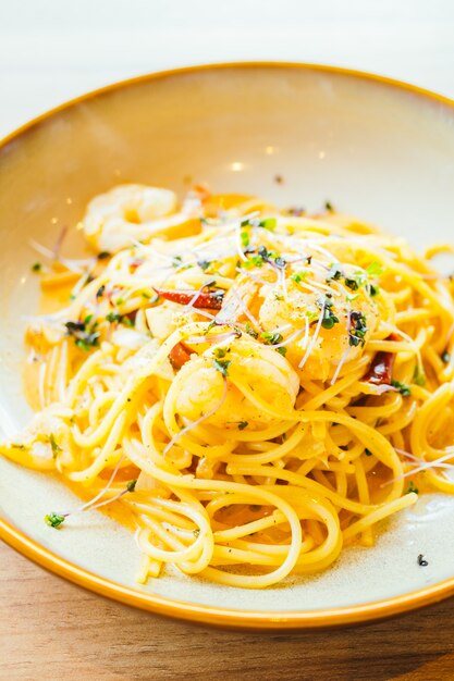 Spaghetti und nudeln mit garnelen und sauce | Kostenlose Foto