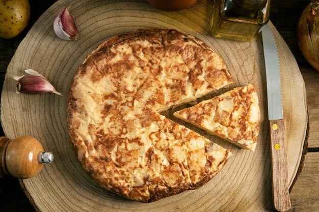 Spanisches Omelett Mit Kartoffeln Und Zwiebeln Typisch Spanische Kuche Tortilla Espanola Rustikaler Dunkler Hintergrund Draufsicht Premium Foto