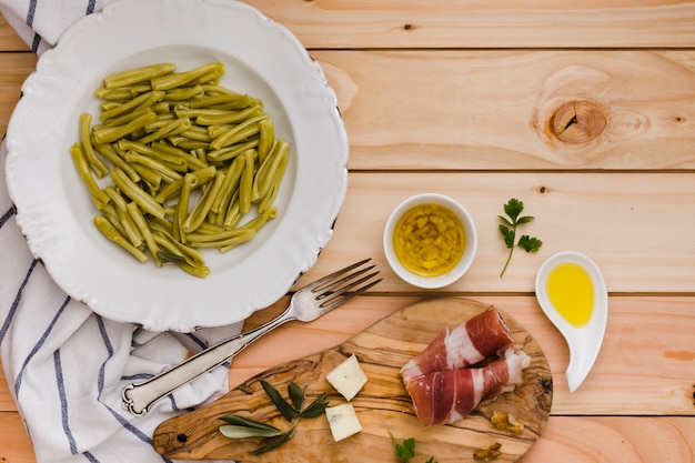 Spinat-gemelli-nudeln; käse; speck und hineingegossenes öl ...