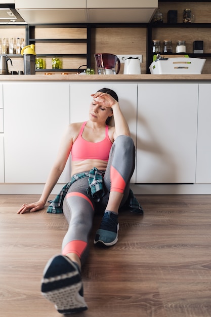 Sportliche frau des porträts, die nach dem training zu ...