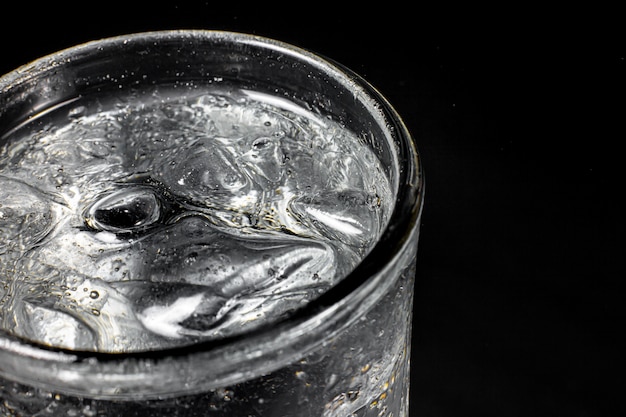 Premium Foto Sprudelndes Sprudelwasser Erfrischender Sprudelnder Soda Pop Mit Eiswurfeln Kaltes Erfrischungsgetrank Kohlensaurehaltige Flussigkeit Frisches Und Kuhles Eisgetrank In Einem Glas Erfrischendes Und Durstloschendes Konzept