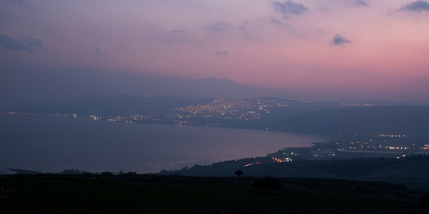 Stadt An Der Kuste Beleuchtet In Der Abenddammerung Vered Hagalil See Genezareth Galilaa Israel Premium Foto