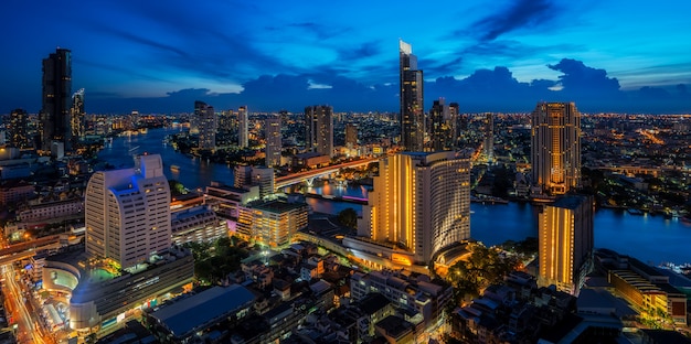 Premium Foto Stadtbild In Der Stadt Bangkok Von Der Bar Auf Dem Dach Im Hotel Mit Dem Fluss Chao Phraya