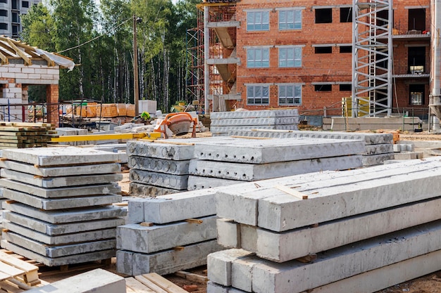 Stahlbetonplatten und baumaterialien auf der baustelle