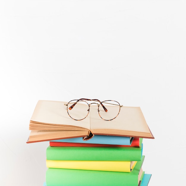 Stapel bücher mit brille Kostenlose Fotos
