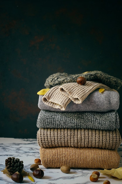 Stapel gemütliche gestrickte strickjacken. herbst-winter-konzept, strickpullis. haufen von gestrickten winterkleidung, pullover, strickwaren Kostenlose Fotos
