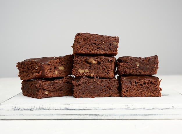 Stapel quadratisch gebackene scheiben brownie-schokoladenkuchen mit ...