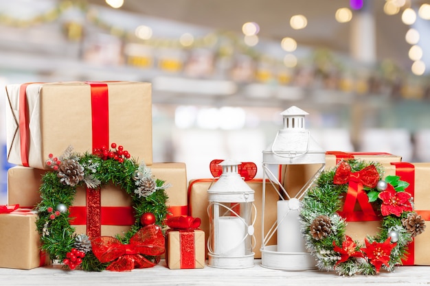 Stapel von geschenken auf der alten tabelle Premium Fotos